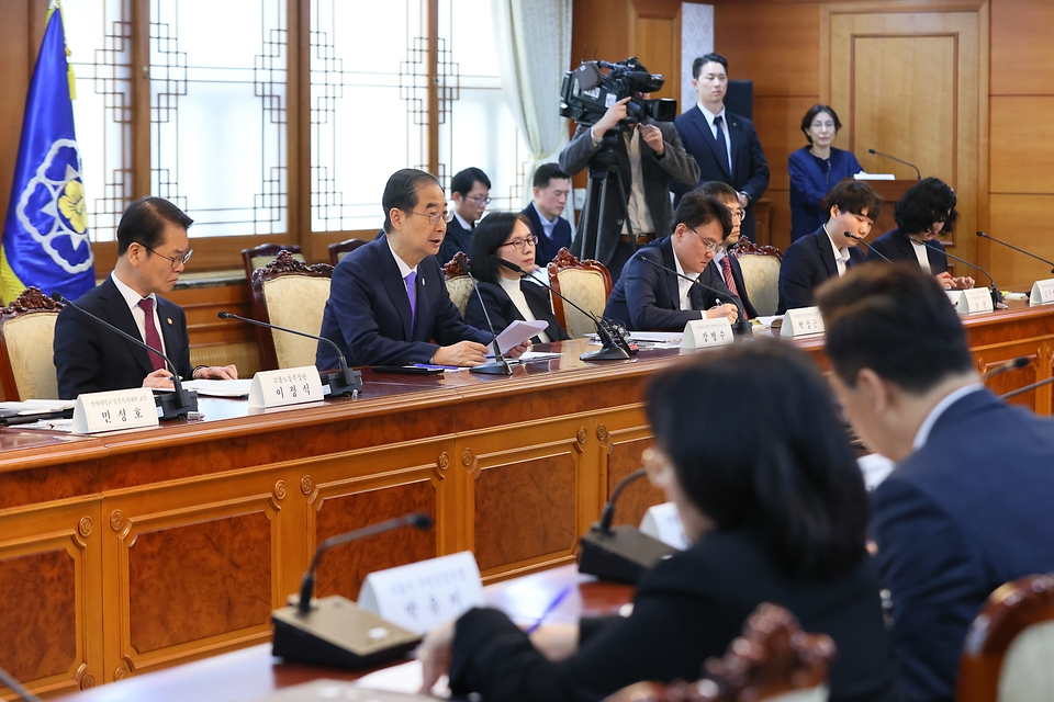 한덕수 국무총리가 14일 서울 종로구 정부서울청사에서 열린 ‘제6차 자살예방정책위원회’를 주재하고 있다.