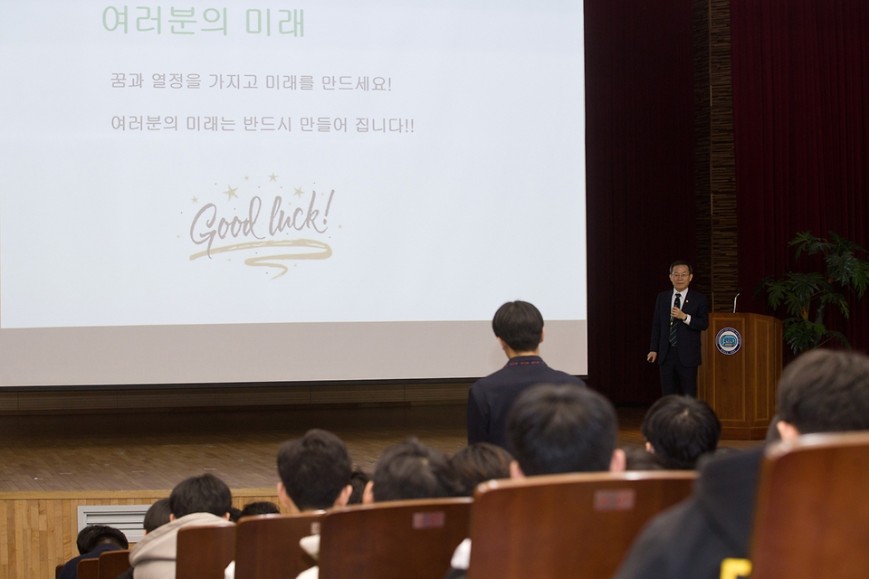 11일 경기 수원시 경기과학고등학교에서 ‘미래 과학 인재와의 대화’가 진행되고 있다.