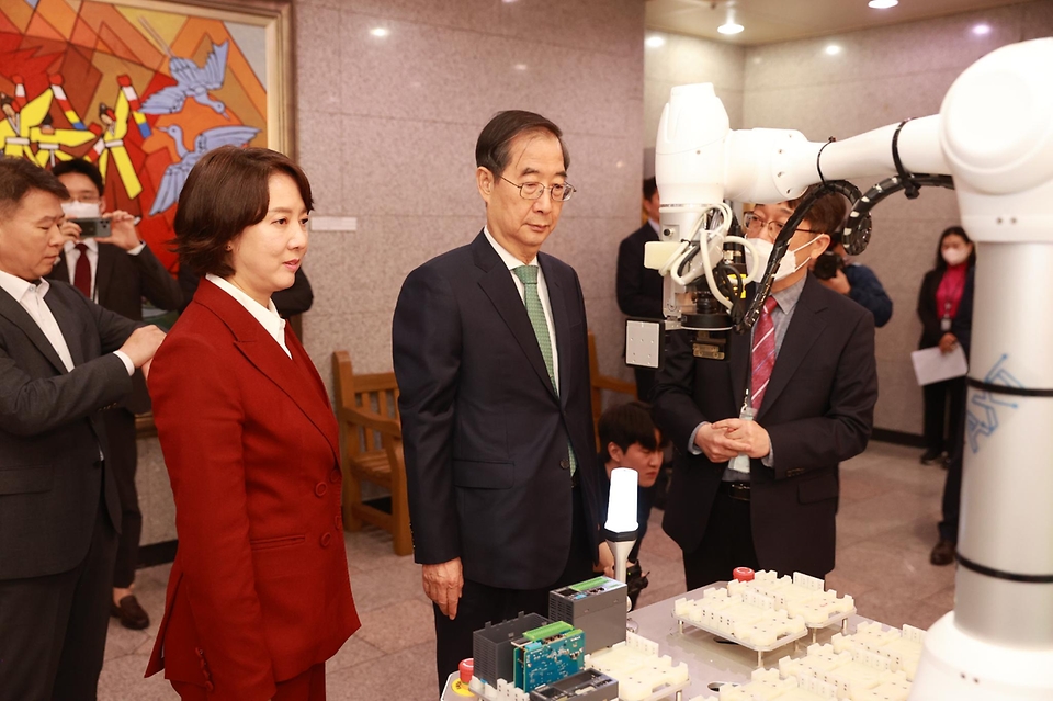 이영 중소벤처기업부 장관이 한덕수 국무총리와 함께 11일 서울 종로구 정부서울청사 국제회의실에서 열린 ‘제10차 규제자유특구 위원회’에 앞서 이동식 협동로봇 규제자유특구 전시품을 살펴보고 있다. 