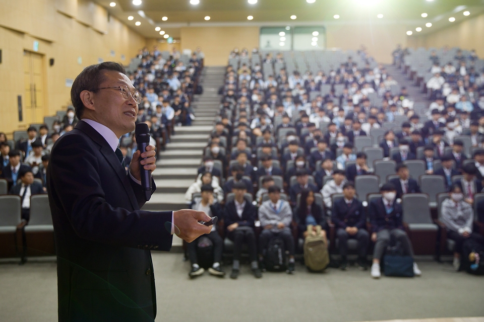 이종호 과학기술정보통신부 장관이 11일 경기 수원시 경기과학고등학교에서 열린 ‘미래 과학 인재와의 대화’에서 ‘과학기술 디지털, 대한민국의 미래’를 주제로 특별강연을 하고 있다.