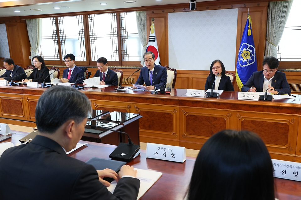 한덕수 국무총리가 14일 서울 종로구 정부서울청사에서 열린 ‘제6차 자살예방정책위원회’를 주재하고 있다.