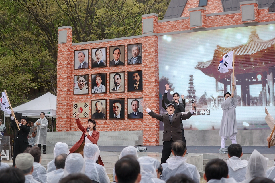 11일 오전 서울시 서대문독립공원에서 열린 제104주년 대한민국임시정부수립 기념식에서 기념공연을 하고 있다.  