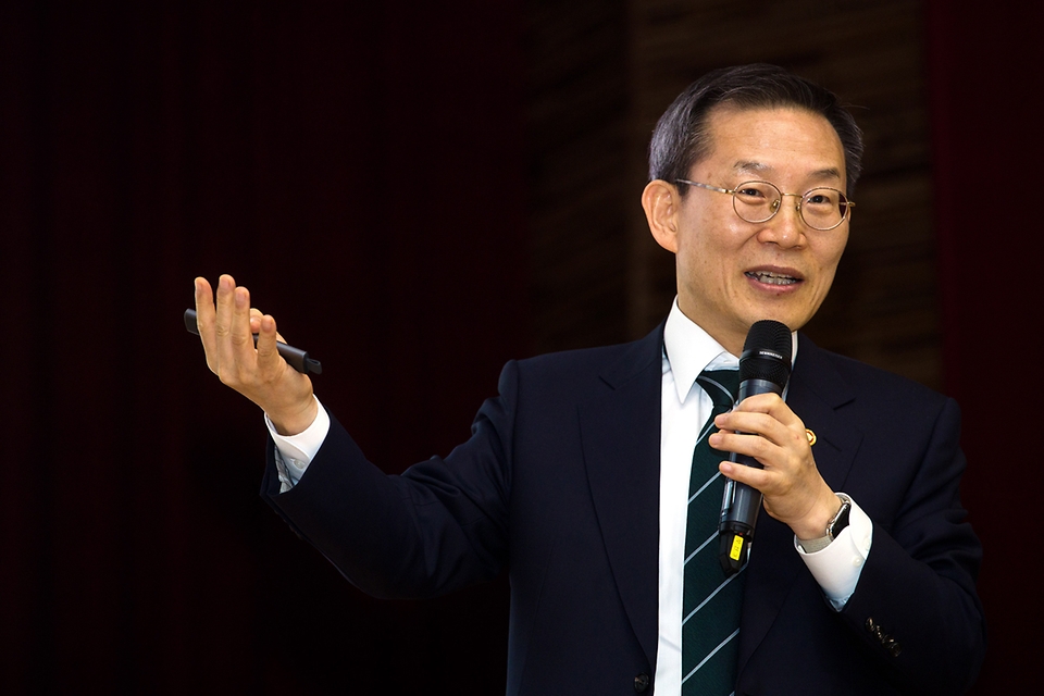 이종호 과학기술정보통신부 장관이 11일 경기 수원시 경기과학고등학교에서 열린 ‘미래 과학 인재와의 대화’에서 강연을 하고 있다.