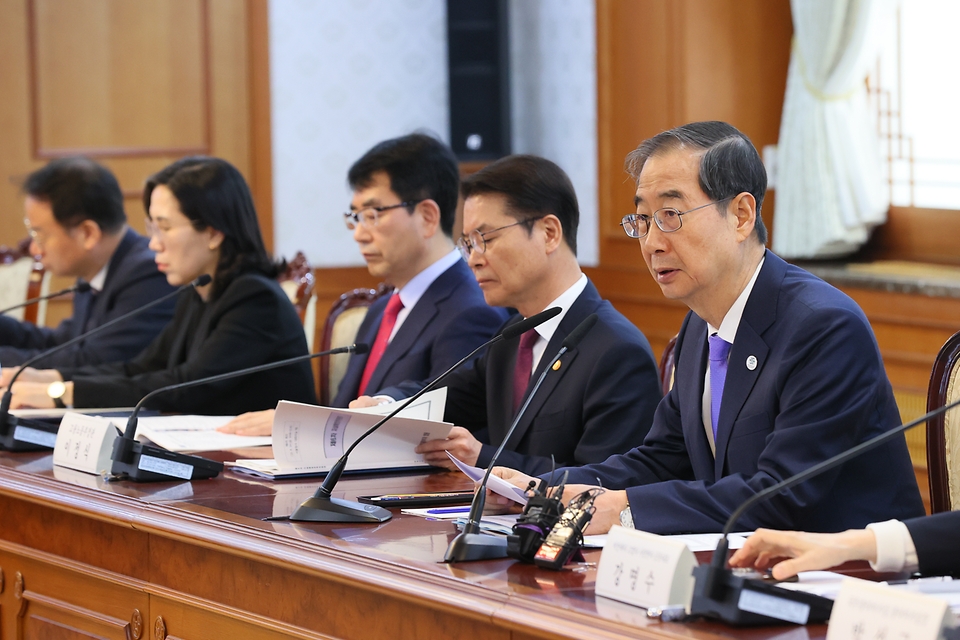 한덕수 국무총리가 14일 서울 종로구 정부서울청사에서 열린 ‘제6차 자살예방정책위원회’에서 발언하고 있다.