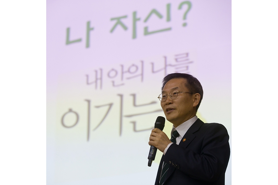 이종호 과학기술정보통신부 장관이 11일 경기 수원시 경기과학고등학교에서 열린 ‘미래 과학 인재와의 대화’에서 강연을 하고 있다.