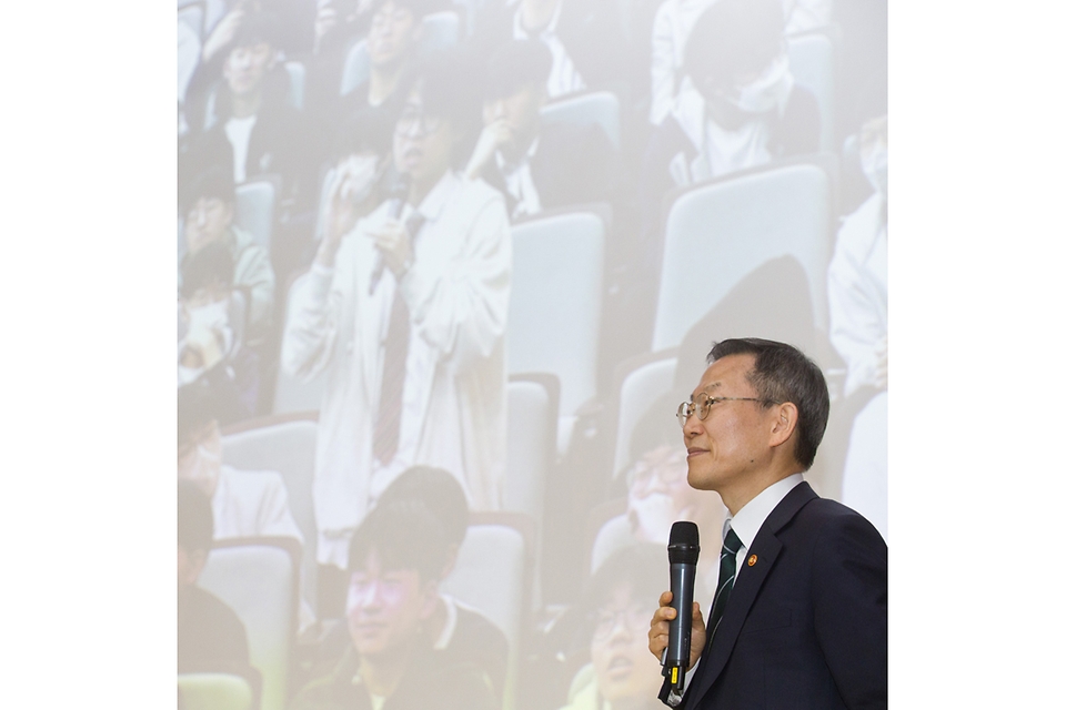 11일 경기 수원시 경기과학고등학교에서 ‘미래 과학 인재와의 대화’가 진행되고 있다.