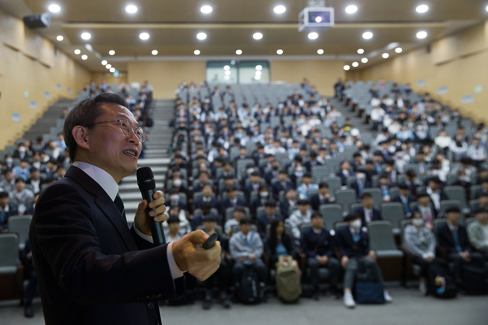 이종호 과학기술정보통신부 장관이 11일 경기 수원시 경기과학고등학교에서 열린 ‘미래 과학 인재와의 대화’에서 ‘과학기술 디지털, 대한민국의 미래’를 주제로 특별강연을 하고 있다.