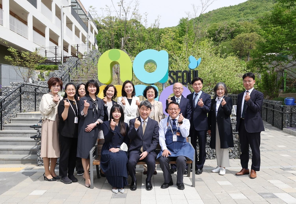 이주호 부총리 겸 교육부장관이 24일 지체장애 공립 특수학교인 서울 서초구 서울나래학교에서 관계자들과 기념촬영을 하고 있다.