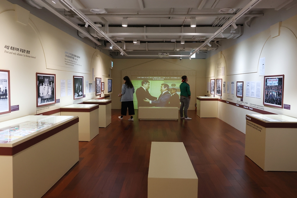 <p>2일 오후 서울 종로구 대한민국역사박물관 주제관1에서 열린 특별전 ‘같이 갑시다 We Go Together’를&nbsp; 에서 관람객들이 전시를 둘러보고 있다.&nbsp;</p>
<div><br></div>