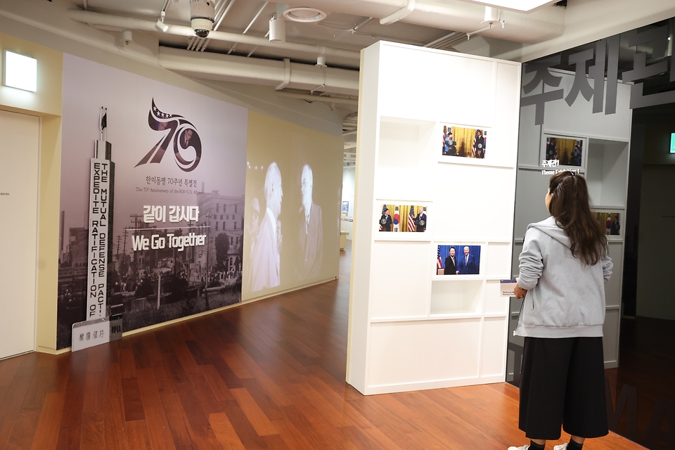 <p>2일 오후 서울 종로구 대한민국역사박물관 주제관1에서 열린 특별전 ‘같이 갑시다 We Go Together’를&nbsp; 에서 한 관람객이 전시를 둘러보고 있다.&nbsp;</p>
<div><br></div>