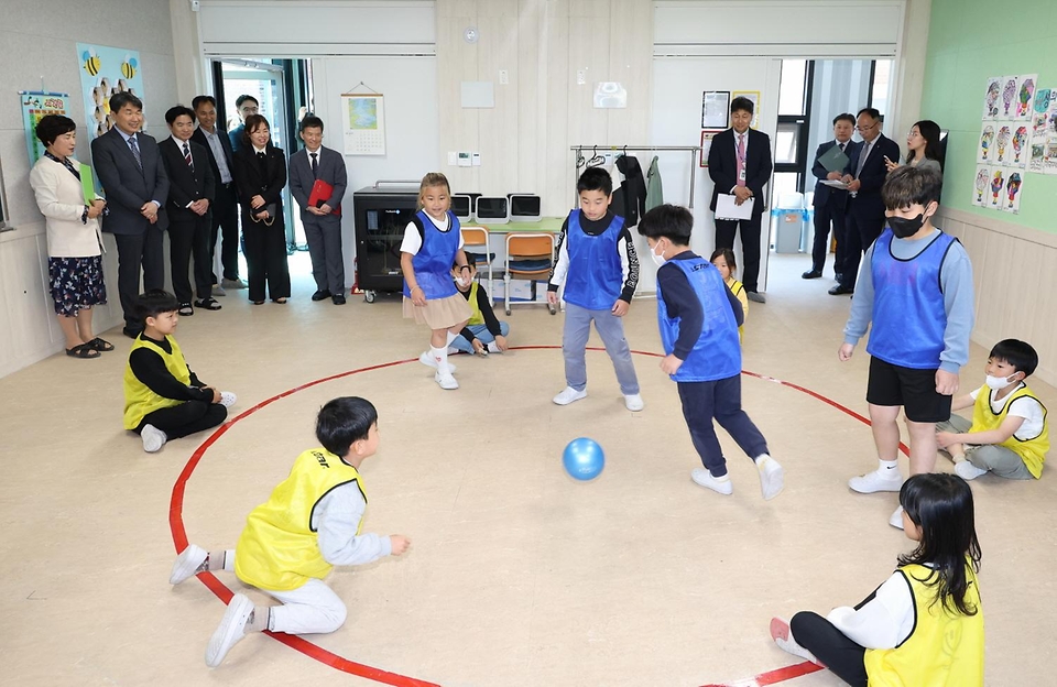 이주호 부총리 겸 교육부 장관이 1일 지역 문화예술 중심학교인 전남 담양군 창평초등학교를 방문해 학교체육 활동 현장을 살펴보고 있다.