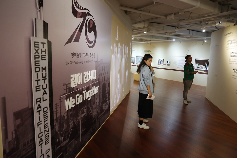 <p>대한민국역사박물관은 한미동맹 70주년을 맞아 특별전 같이 갑시다 We Go Together를&nbsp; 열었다. 이번 특별전은 양국이 동맹을 넘어 전략전 21세기 동맹으로 강고화되는 주요 과정을 소개한다. 사진은 2일 오후 서울 종로구 대한민국역사박물관에서 한미동맹 70주년 기념 특별전이 열린 주제관1의 모습.&nbsp;</p>
<div><br></div>
