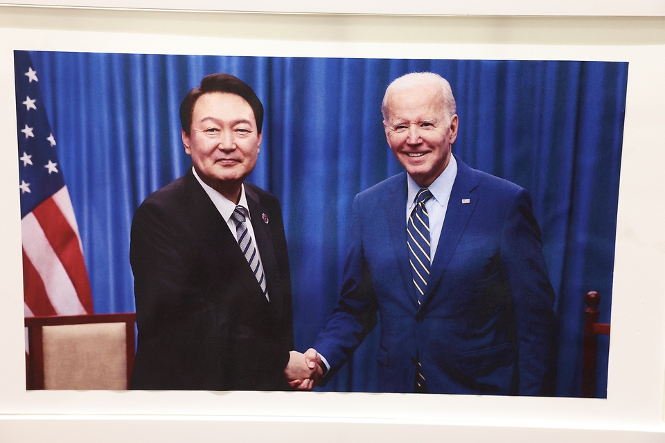 <p>대한민국역사박물관은 한미동맹 70주년을 맞아 특별전 같이 갑시다 We Go Together를&nbsp; 열었다. 이번 특별전은 양국이 동맹을 넘어 전략전 21세기 동맹으로 강고화되는 주요 과정을 소개한다. 사진은 2일 오후 서울 종로구 대한민국역사박물관에서 한미동맹 70주년 기념 특별전에 전시된 사진.&nbsp;</p>
<div><br></div>