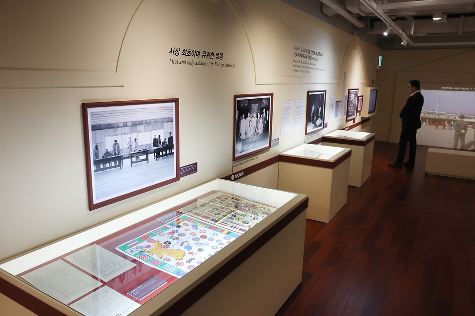 <p>대한민국역사박물관은 한미동맹 70주년을 맞아 특별전 같이 갑시다 We Go Together를&nbsp; 열었다. 이번 특별전은 양국이 동맹을 넘어 전략전 21세기 동맹으로 강고화되는 주요 과정을 소개한다. 사진은 2일 오후 서울 종로구 대한민국역사박물관에서 한미동맹 70주년 기념 특별전이 열린 주제관1의 모습.&nbsp;</p>
<div><br></div>