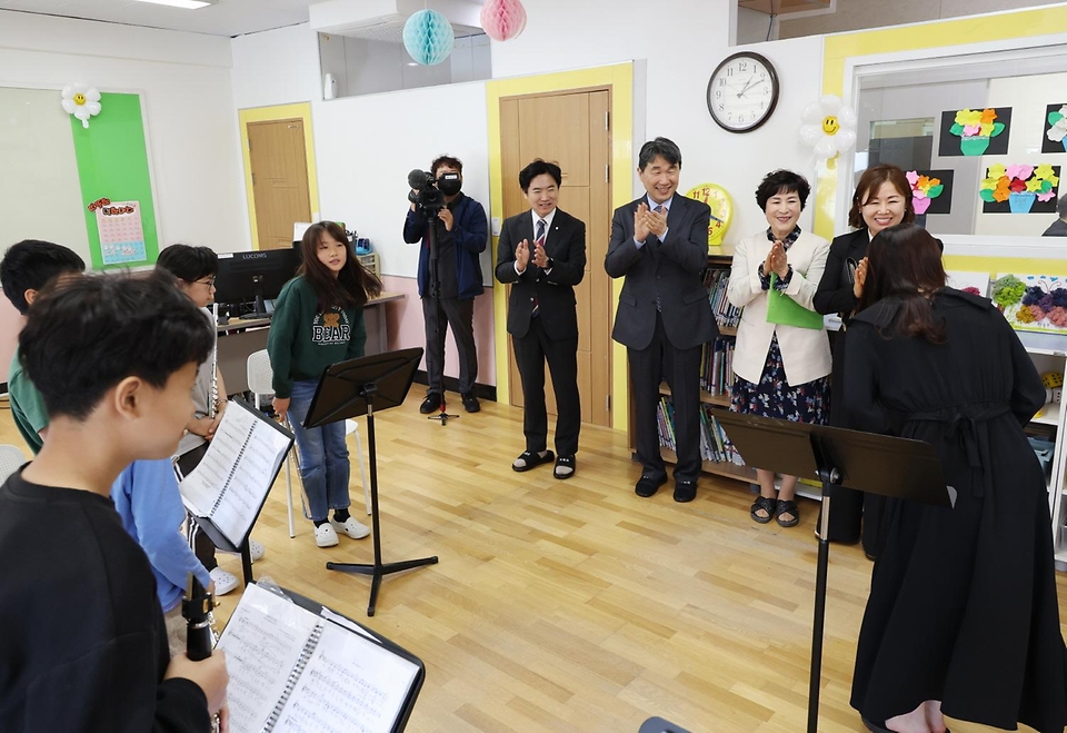 이주호 부총리 겸 교육부 장관이 1일 지역 문화예술 중심학교인 전남 담양군 창평초등학교를 방문해 학교 오케스트라 활동을 참관하고 있다.