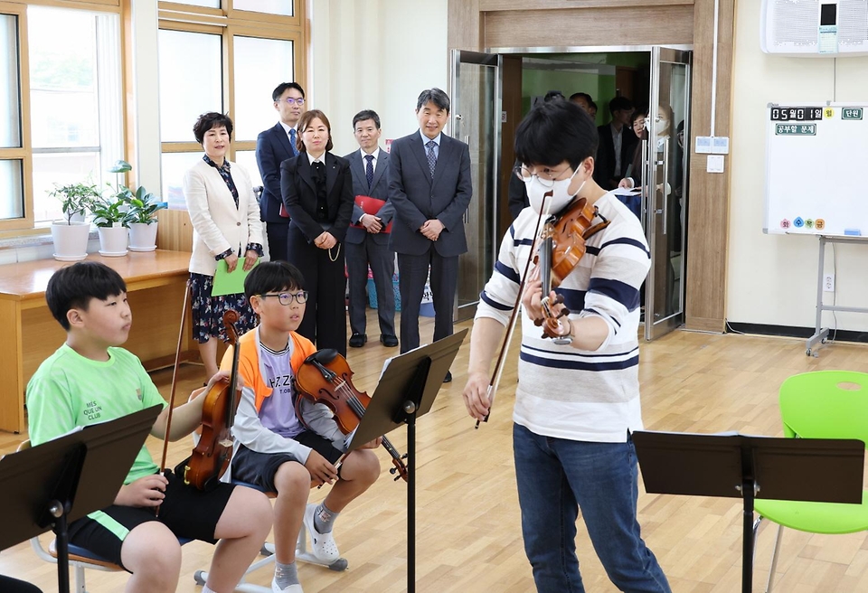 이주호 부총리 겸 교육부 장관이 1일 지역 문화예술 중심학교인 전남 담양군 창평초등학교를 방문해 학교 오케스트라 활동을 참관하고 있다.