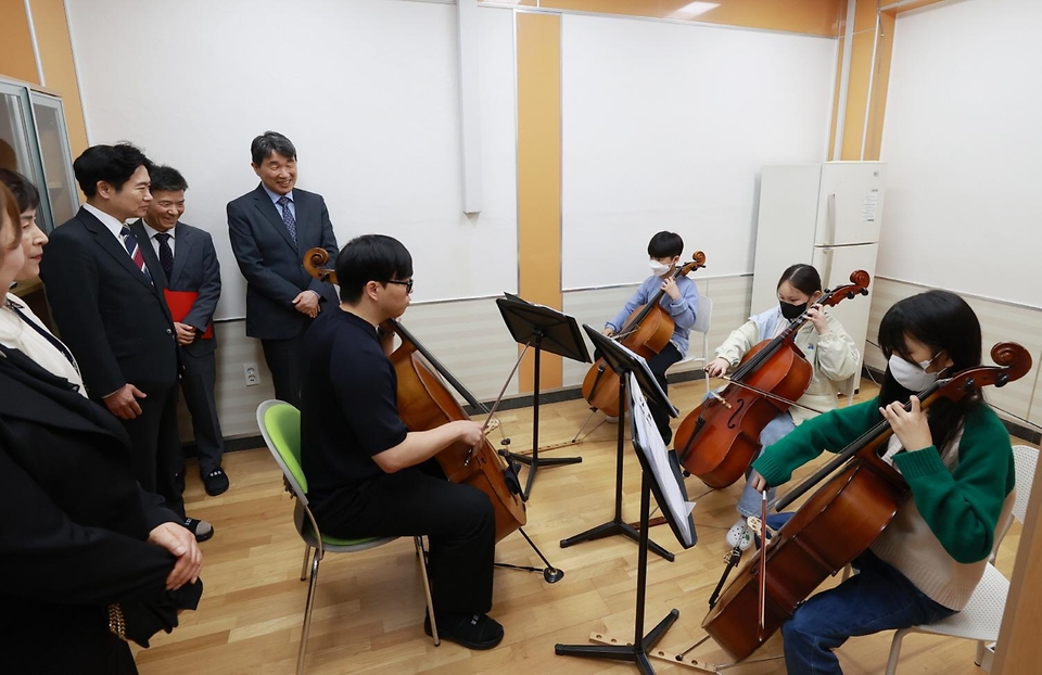 이주호 부총리 겸 교육부 장관이 1일 지역 문화예술 중심학교인 전남 담양군 창평초등학교를 방문해 학교 오케스트라 활동을 참관하고 있다.