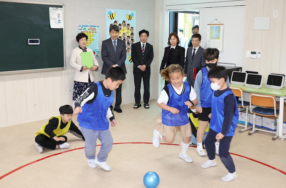 이주호 부총리 겸 교육부 장관이 1일 지역 문화예술 중심학교인 전남 담양군 창평초등학교를 방문해 학교체육 활동 현장을 살펴보고 있다.