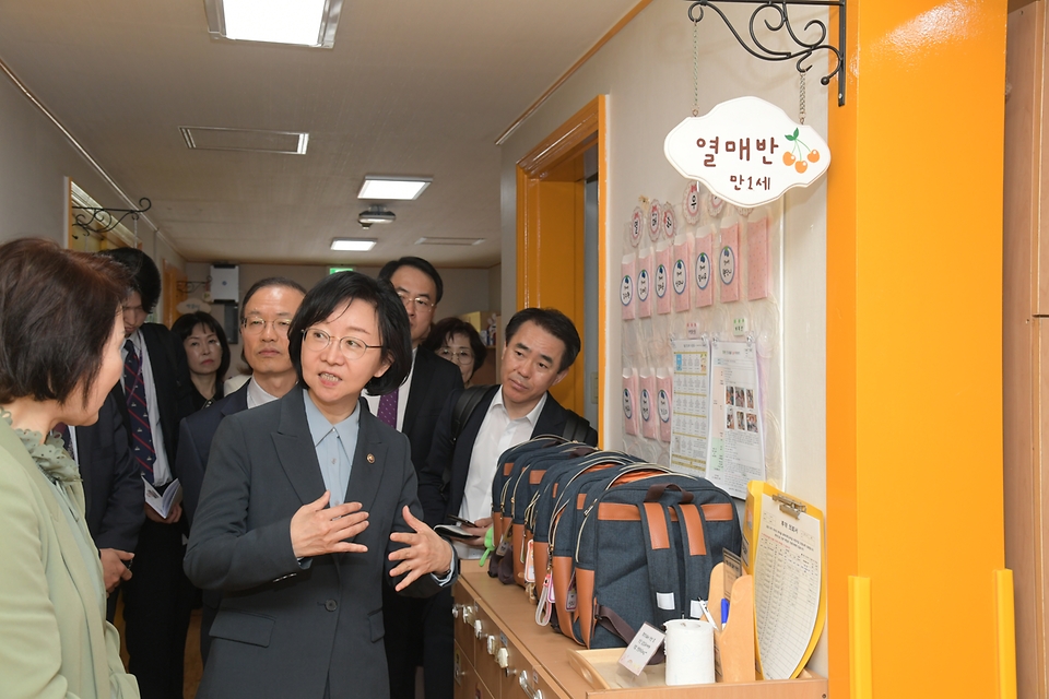 오유경 식품의약품안전처 처장이 4일 급식위생관리 점검을 위해 충북 청주시 충북대 부설 어린이집을 방문하고 있다.