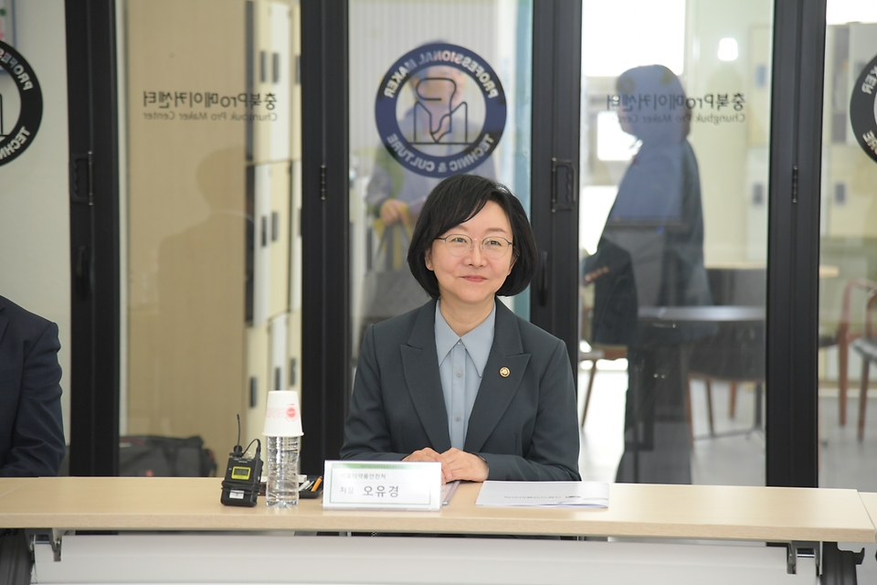 오유경 식품의약품안전처 처장이 4일 충북 청주시 어린이급식관리지원센터에서 급식위생관리 5단계 프로그램에 대한 설명을 듣고 있다. 