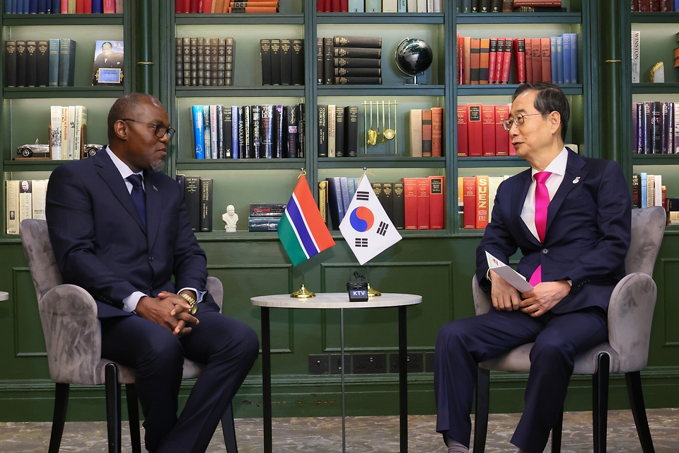 한덕수 국무총리가 5일(현지시간) 영국 런던 하얏트리젠시 처칠 호텔에서 무하마드 잘로우 감비아 부통령과의 양자회담에서 발언하고 있다.