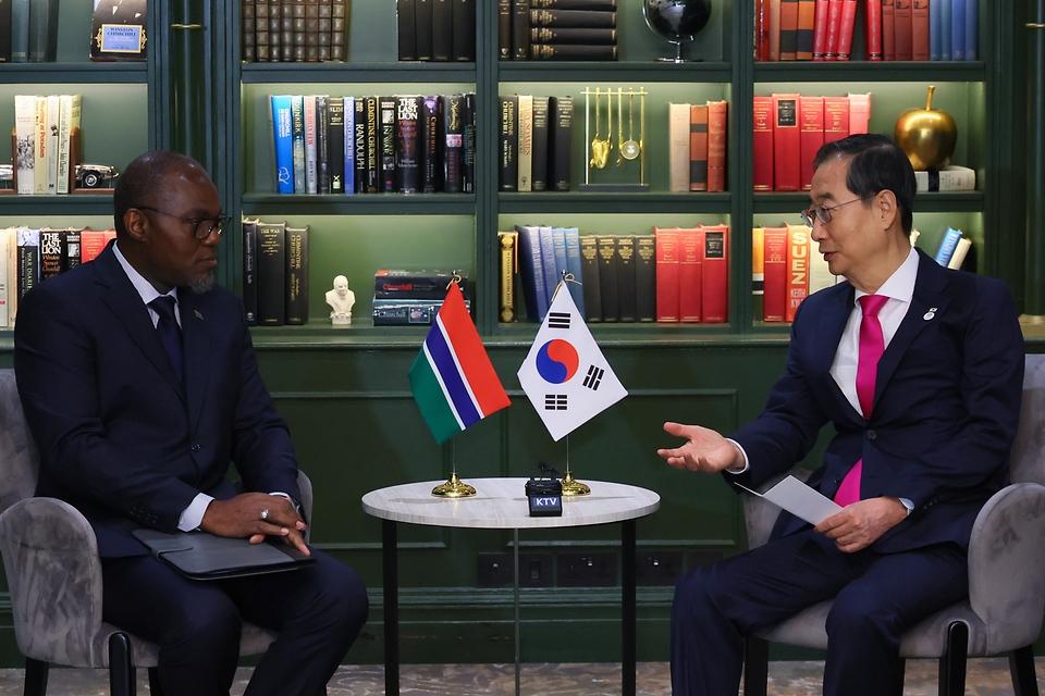 한덕수 국무총리가 5일(현지시간) 영국 런던 하얏트리젠시 처칠 호텔에서 무하마드 잘로우 감비아 부통령과의 양자회담에서 발언하고 있다.
