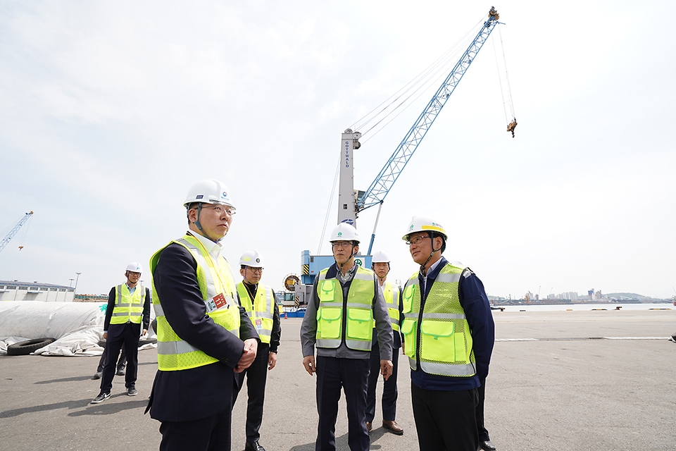 조승환 해양수산부 장관이 28일 한국과 중국을 오가는 국제여객선의 안전관리 상황을 점검하기 위해 인천 북항을 방문하고 있다.