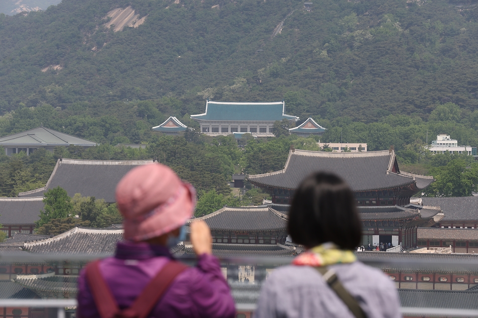 <p>청와대가 일반 시민에게 개방된지 1년이 된 가운데 11일 오전 서울 종로구 대한민국역사박물관에서 시민들이 청와대와 경복궁 일대를 바라보고 있다.</p>
<p><br></p>