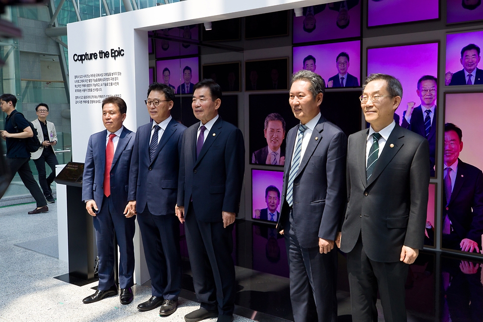 이종호 과학기술정보통신부 장관이 15일 서울 영등포구 국회의원회관에서 열린 ‘국회 MWC 2023 전시회 개회식’에서 참석자들과 기념촬영을 하고 있다.