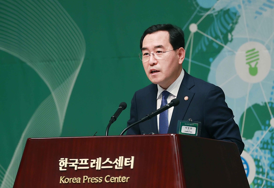 이창양 산업통상자원부 장관이 17일 서울 중구 프레스센터 국제회의실에서 열린 ‘CFE(무탄소 에너지) 포럼 출범식’에서 개회사를 하고 있다.