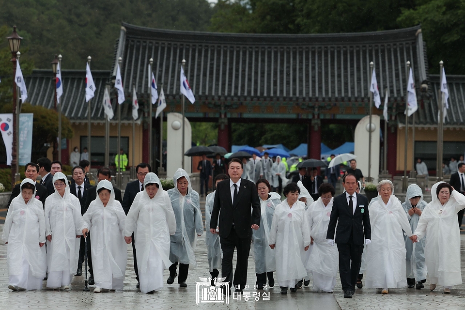 윤석열 대통령이 18일 광주시 북구 국립5·18민주묘지에서 열린 ‘제43주년 5·18민주화운동 기념식’에 오월어머니회 회원들과 함께 입장하고 있다.