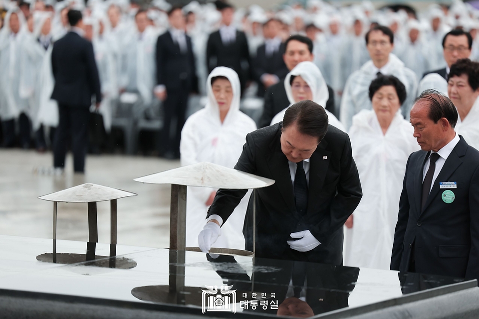윤석열 대통령이 18일 광주시 북구 국립5·18민주묘지에서 열린 ‘제43주년 5·18민주화운동 기념식’에서 분향하고 있다.