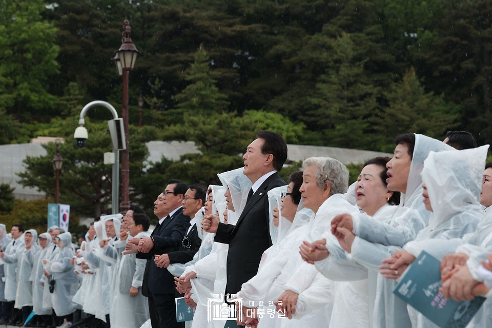 윤석열 대통령이 18일 광주시 북구 국립5·18민주묘지에서 열린 ‘제43주년 5·18민주화운동 기념식’에서 오월어머니회 회원들과 함께 ‘님을 위한 행진곡’을 제창하고 있다.