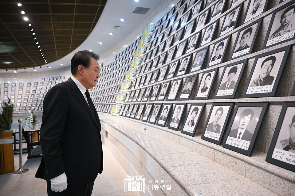 윤석열 대통령이 18일 광주시 북구 국립5·18민주묘지에서 열린 ‘제43주년 5·18민주화운동 기념식’을 마친 뒤 유영봉안소를 둘러보고 있다.