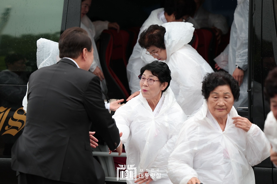 윤석열 대통령이 18일 광주시 북구 국립5·18민주묘지에서 열린 ‘제43주년 5·18민주화운동 기념식’에 앞서 오월어머니회 회원들과 인사하고 있다.
