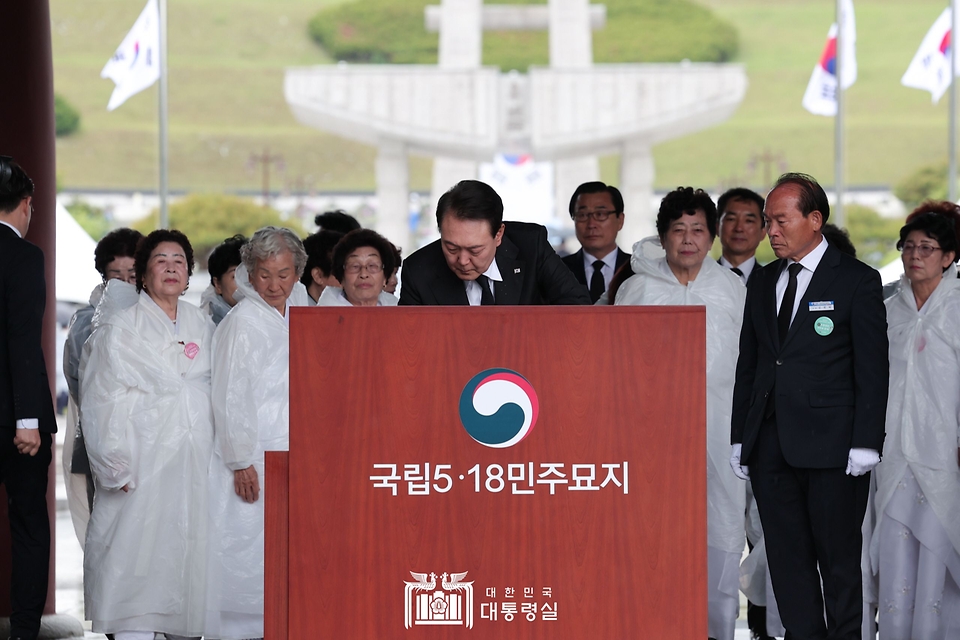 윤석열 대통령이 18일 광주시 북구 국립5·18민주묘지에서 열린 ‘제43주년 5·18민주화운동 기념식’에서 방명록을 작성하고 있다.