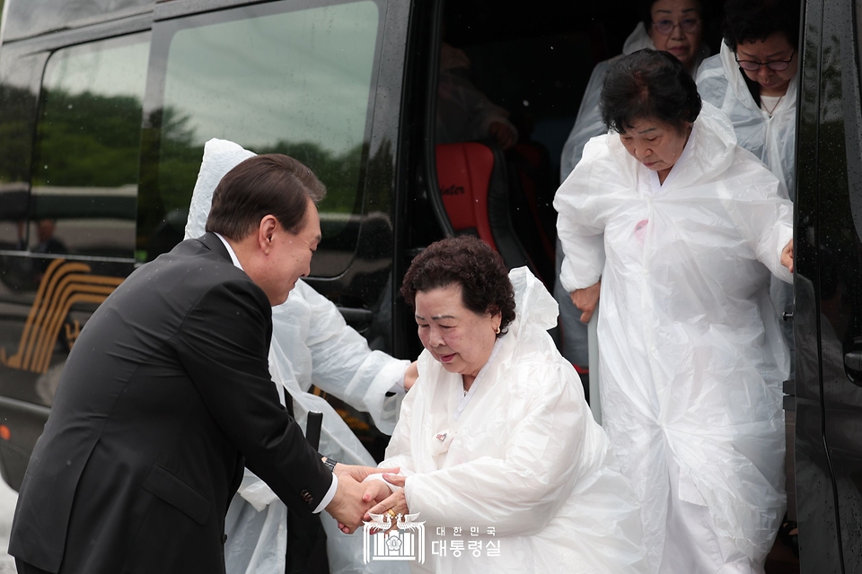 윤석열 대통령이 18일 광주시 북구 국립5·18민주묘지에서 열린 ‘제43주년 5·18민주화운동 기념식’에 앞서 오월어머니회 회원들과 인사하고 있다.