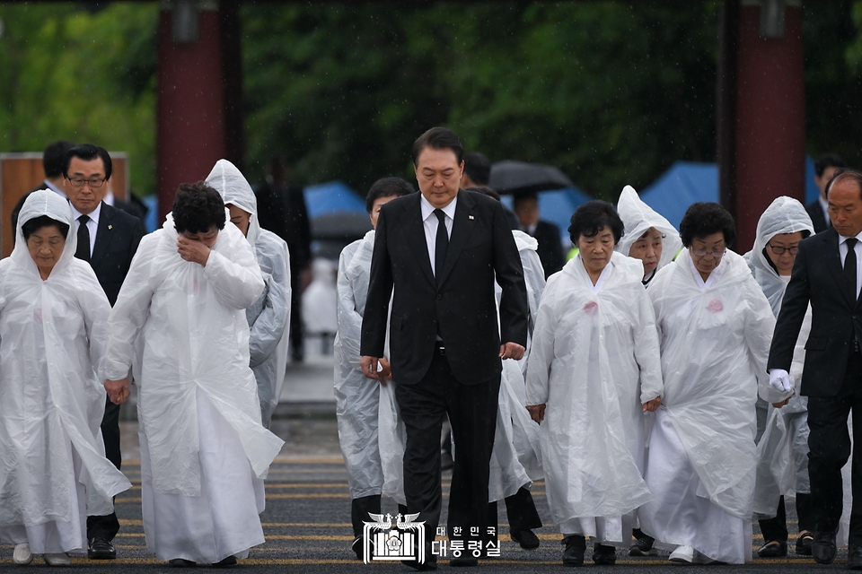 윤석열 대통령이 18일 광주시 북구 국립5·18민주묘지에서 열린 ‘제43주년 5·18민주화운동 기념식’에 오월어머니회 회원들과 함께 입장하고 있다.