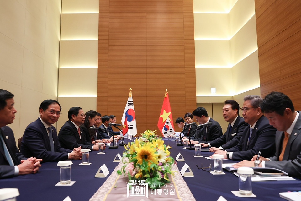 주요7개국(G7) 정상회의 참석 차 일본을 방문한 윤석열 대통령이 19일 일본 히로시마의 한 호텔에서 팜 밍 찡 베트남 총리와 ‘한-베트남 정상회담’을 하고 있다.