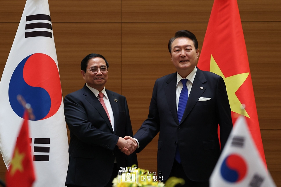주요7개국(G7) 정상회의 참석 차 일본을 방문한 윤석열 대통령이 19일 일본 히로시마의 한 호텔에서 열린 ‘한-베트남 정상회담’에서 팜 밍 찡 베트남 총리와 기념촬영을 하고 있다.