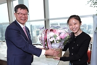 이기일 복지부 1차관, 국내 최초 초산 자연분만 네쌍둥이 출산 축하 사진 9