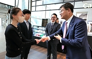 이기일 복지부 1차관, 국내 최초 초산 자연분만 네쌍둥이 출산 축하 사진 2