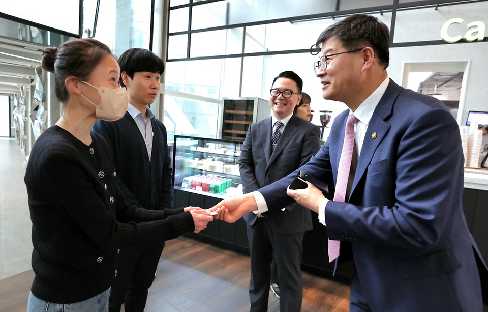 이기일 보건복지부 1차관이 18일 서울 종로구 SK온에서 국내 최초 초산 자연분만 네쌍둥이의 어머니인 차지혜 씨와 인사하고 있다.