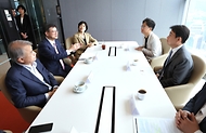 이기일 복지부 1차관, 국내 최초 초산 자연분만 네쌍둥이 출산 축하 사진 7