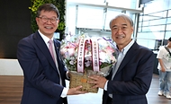 이기일 복지부 1차관, 국내 최초 초산 자연분만 네쌍둥이 출산 축하 사진 11