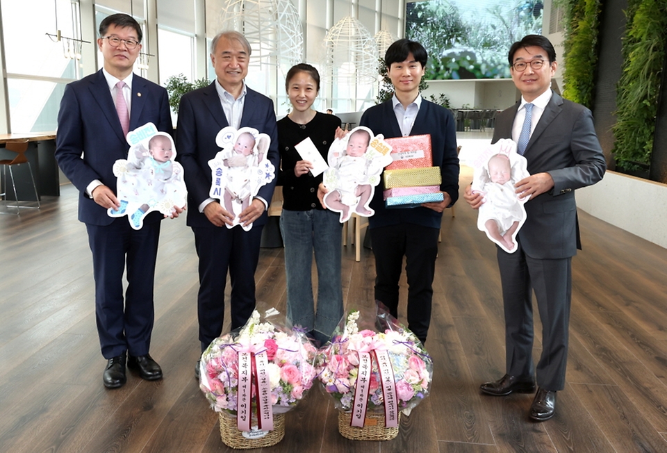 이기일 보건복지부 1차관이 18일 서울 종로구 SK온에서 국내 최초 초산 자연분만 네쌍둥이의 탄생을 축하하며 네쌍둥이의 부모인 송리원, 차지혜 씨 및 관계자들과 기념촬영을 하고 있다. 