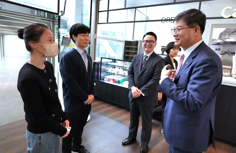 이기일 보건복지부 1차관이 18일 서울 종로구 SK온에서 국내 최초 초산 자연분만 네쌍둥이의 어머니인 차지혜 씨와 대화하고 있다.