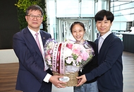 이기일 복지부 1차관, 국내 최초 초산 자연분만 네쌍둥이 출산 축하 사진 10