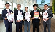 이기일 복지부 1차관, 국내 최초 초산 자연분만 네쌍둥이 출산 축하 사진 1