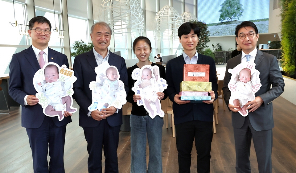 이기일 보건복지부 1차관이 18일 서울 종로구 SK온에서 국내 최초 초산 자연분만 네쌍둥이의 탄생을 축하하며 네쌍둥이의 부모인 송리원, 차지혜 씨 및 관계자들과 기념촬영을 하고 있다. 